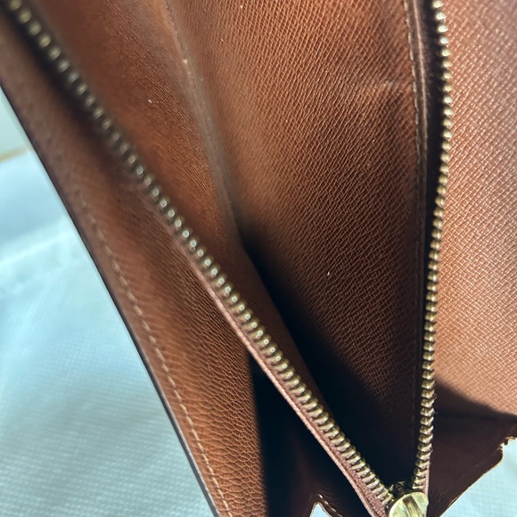 LV Sarah Monogram Wallet in EUC
* Free Shipping * - Picture 7 of 16